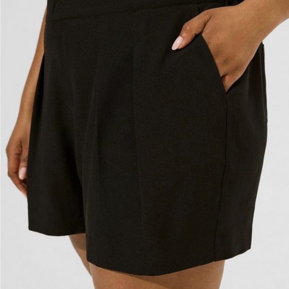 NWT Wide Leg Studio Crepe Short Deep Black. Size: 18